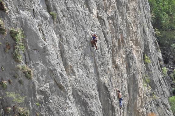 Outros escaladores enfrentam parede em Potrero Chico, no nordeste do México